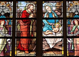 Z czego zrobić szybę do przyczepy kempingowej?